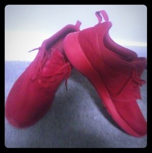 Red Nike roshies